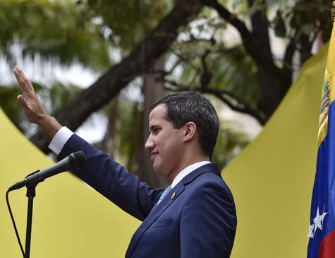 Guaidó é reconhecido como presidente encarregado da Venezuela por cinquenta países, mas o controle do país permanece nas mãos do governo chavista de Nicolas Maduro