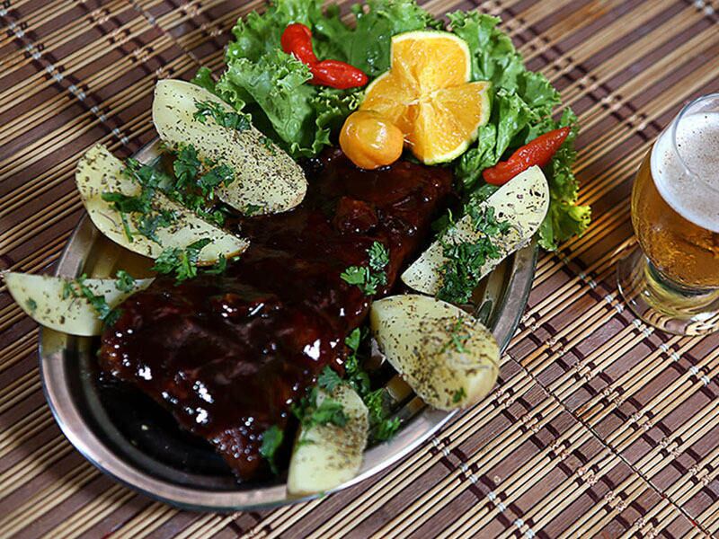 Bar das Meninas
Prato- Costela de Adão no paraíso de Eva: costela de porco servida com molho barbecue e batatas
Endereço: rua Melvin Jones, 38 - Armação
