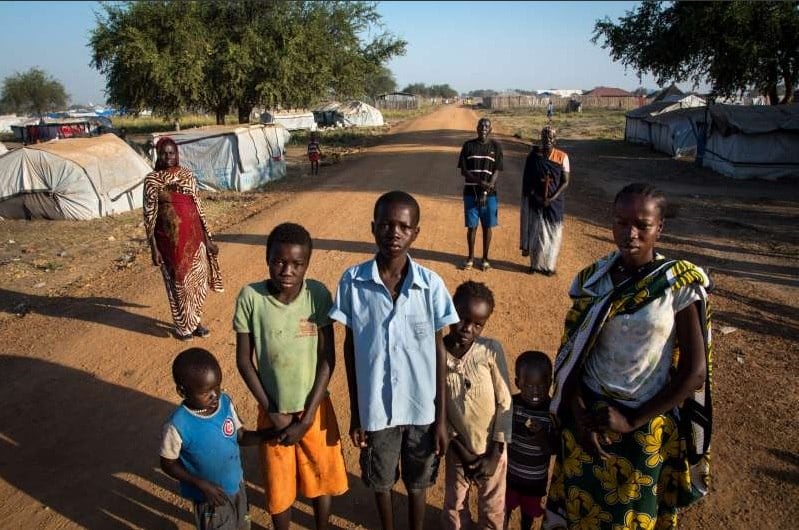 Ayak Lual, 33 anos, mora com
seus filhos em Mingkaman. Ayak vem de uma família numerosa, e conta que passou
grande parte da sua vida fugindo e se sentindo solitária.

A mãe de Ayar foi
capturada por soldados durante a segunda guerra de Sudão, e somente após 10 anos
elas se reencontraram.

O irmão dela ficou doente
e morreu enquanto o seu pai Lual Arok (de shorts azul) foi forçado a fugir durante
a primeira guerra. 
A esposa do Lual Arok foi
morta no começo do 2014. “Eu pensei que a guerra e sofrimento tivessem passado,
mas ainda não”, disse ele.

Hoje a família mora em um abrigo improvisado