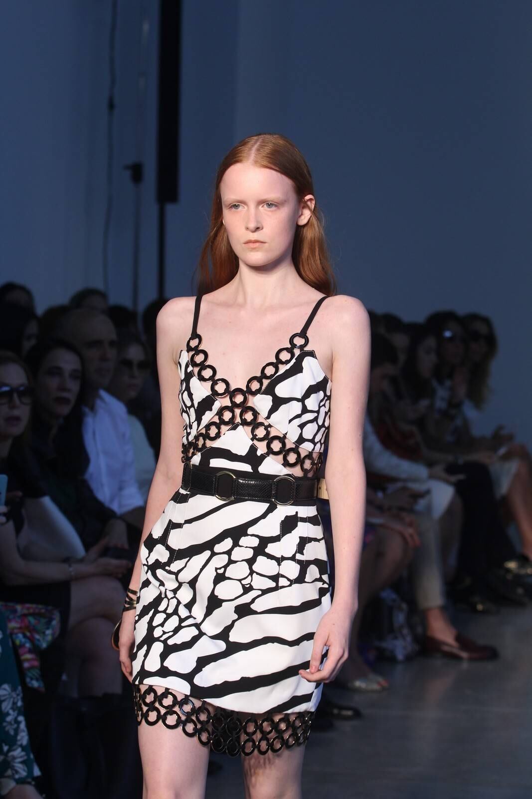 O segundo dia de desfiles da temporada inverno 2015 da São Paulo Fashion Week começou com a coleção do estilista Pedro Lourenço, nesta terça-feira (4). As modelos entraram na passarela após uma hora de atraso e vestiram peças feitas de diferentes materiais, que iam desde os trabalhos com paetês até detalhes com argolas de meta. Além dos casacos e saias que deram um ar sexy à coleção, as sandálias com saltos largos, arredondados e amarrações no tornozelo também foram destaque na passarela