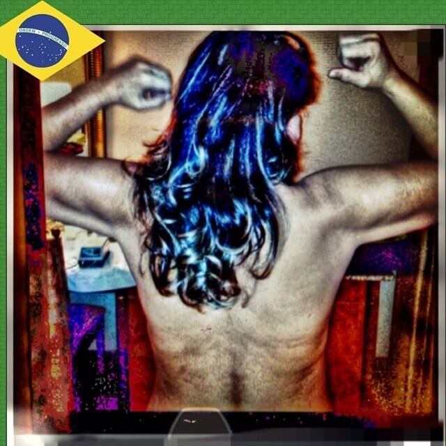 Aqui, ela mostrou às blogueiras fitness que se mantém em forma, aos 56: "Minha ginástica era levantar bujão, porque minha família era muito pobre", lembra a cantora. Nota 10 pelo corpão, Roberta! 