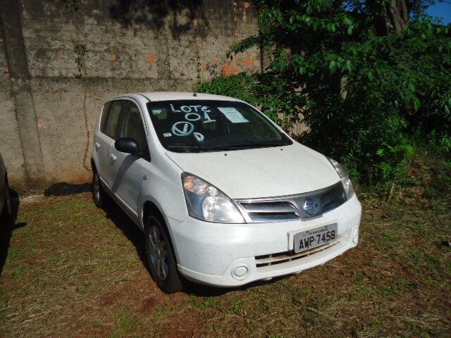 Um Nissan Livina 16S está ofertado no primeiro lote. O veículo, fabricado no ano de 2013, encontra-se pintado na cor branca
e o interessado em estacionar ele na garagem deve oferecer, no mínimo, R$
10.500 e arcar com R$ 765,71 referente aos débitos em atraso