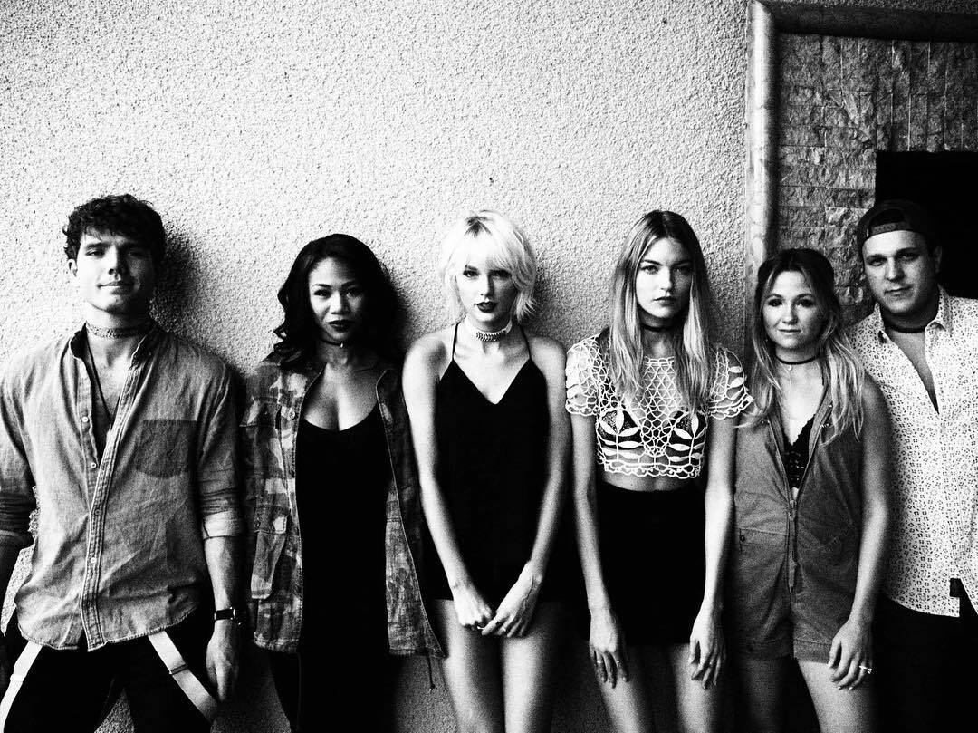 A cantora adotou o preto como cor favorita e a gargantilha como sua melhor amiga