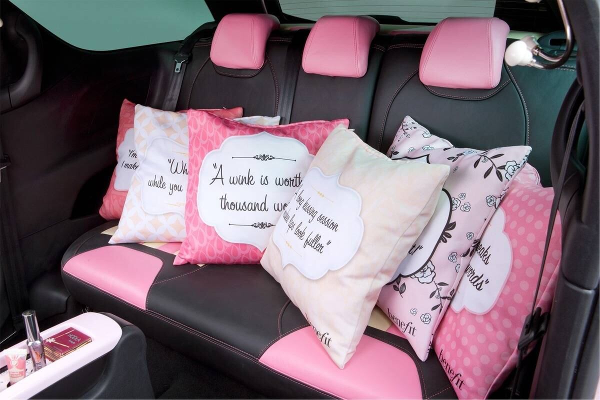 Para as mulheres resta apenas ficar admirando o trabalho de customização, que teve até charmosas almofadas para os ocupantes do banco traseiro
Saiba tudo sobre carros! Acesse R7.com/carros
E confira os melhores preços de novos e usados em r7.icarros.com.br