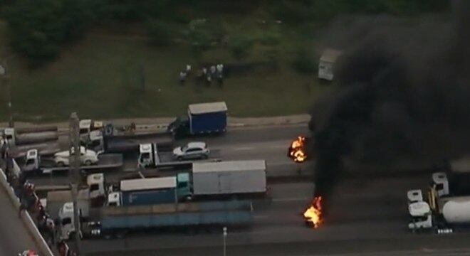 Manifestação na rodovia Fernão Dias, em São Paulo