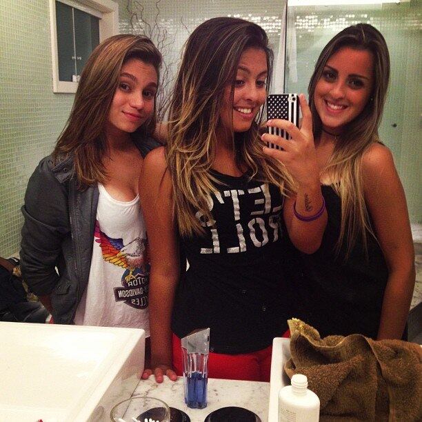 Dani Favatto matando as saudades das amigas que ficaram no Brasil