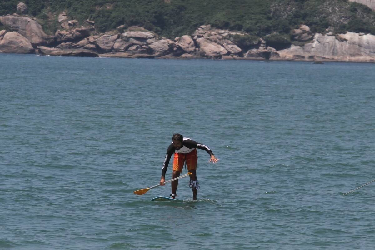 Bruno Gagliasso e Ricardo Pereira praticam stand up paddle na praia da Barra da Tijuca, no Rio