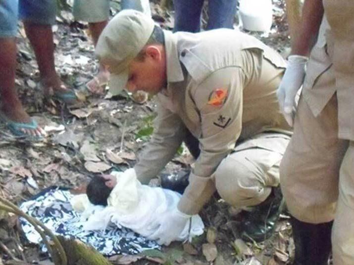 O caso da bebê encontrada abandonada em uma fazenda de Niquelândia (GO) também causou comoção. A criança, segundo os bombeiros, tinha poucos dias de vida e foi encontrada em um matagal. Assista ao vídeo!

