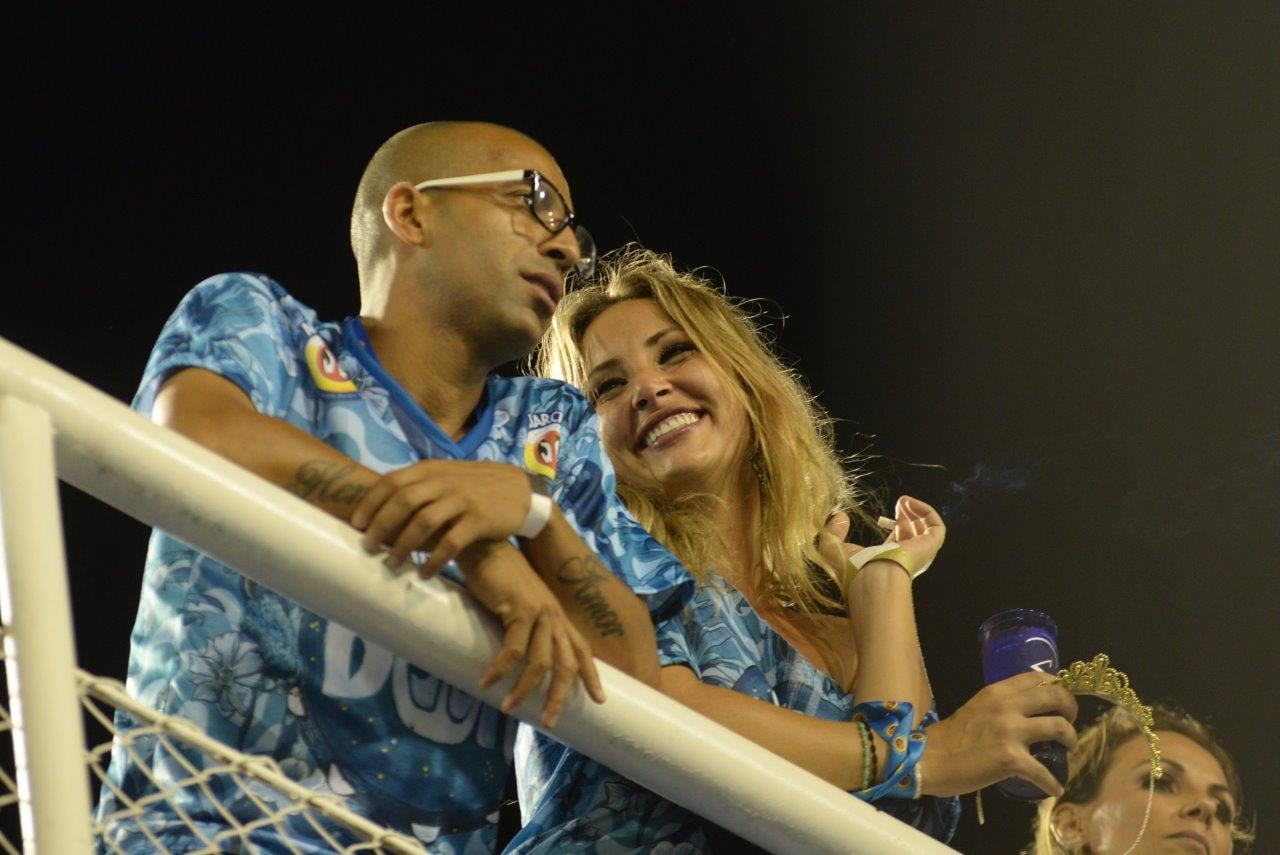 De Zezé e Graciele a Ronaldo e Celina: casais de famosos beijam muito na Sapucaí durante desfile das campeãs