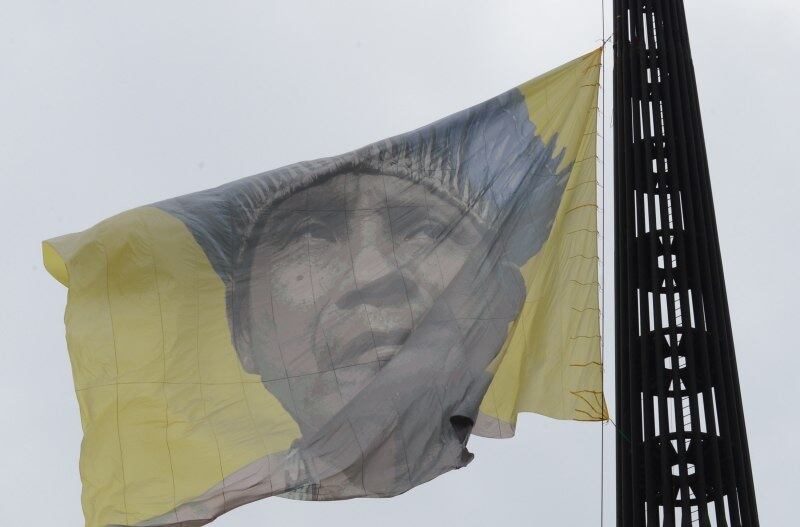 Um grupo de índios e ativistas do GreenPeace, ONG (Organização Não Governamental) que luta pelos direitos ambientais e sociais no País, escalaram o mastro da Bandeira Nacional na Praça dos Três Poderes, área central de Brasília, na manhã desta terça-feira (1º) e içaram outra bandeira com a foto de um representante indígena logo abaixo.

A ONG explicou que este foi um ato simbólico e pacífico para dar início aos protestos contra a PEC 215, que altera as regras para demarcações de terras indígenas em todo o País.

Texto: Gustavo Frasão, do R7, em Brasília