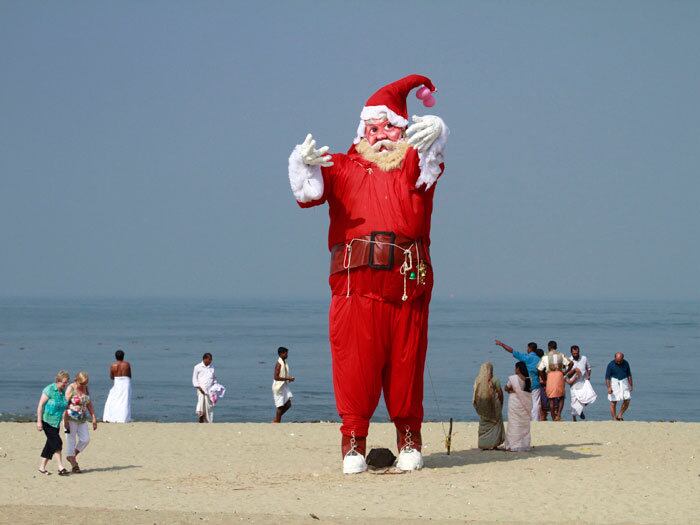 

Turistas e moradores locais passam ao lado de um Papai Noel
gigante colocado em uma praia para uma filmagem no sul da Índia


