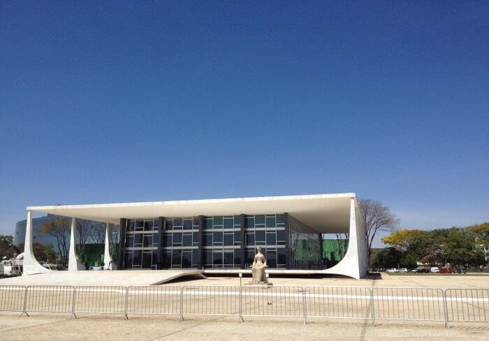 O STF (Supremo Tribunal Federal), localizado na Praça dos Três Poderes, integra a primeira geração de monumentos projetados por Oscar Niemeyer para Brasília. O edifício, onde está sendo julgado o 'mensalão' também não tem o habite-se.

A administração de Brasília foi procurada para comentar o assunto e disse que é impossível ter um número exato de quantos prédios sem habite-se funcionam na área central da capital federal, uma vez que na época da construção não havia a exigência deste certificado.
