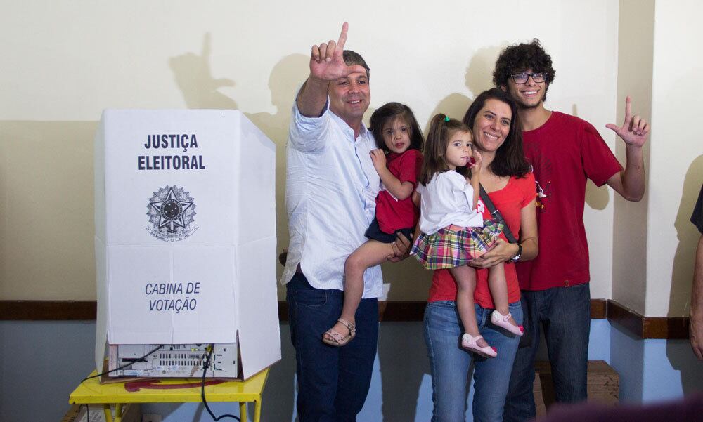 Lindberg posa com a mulher e os três filhos