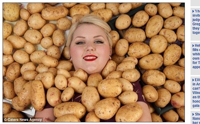 

A
garçonete Claire Jones, de 23 anos, já comeu mais de 13 mil batatas assadas.
Tudo porque ela tem pânico e fobia de pensar em comer outros alimentos. A
mulher foi diagnosticada com uma doença estranha em que apenas consegue comer
batatas, queijo cheddar e salada de repolho. Tudo isso apenas de uma marca