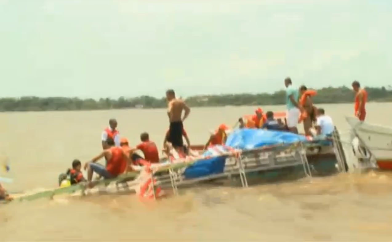 Naufrágio aconteceu por volta das 9h30 deste sábado (12)