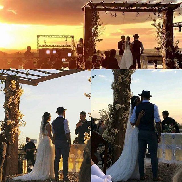 As fotos mostram que o casal escolheu o lago artificial do cantor para realizar a cerimônia