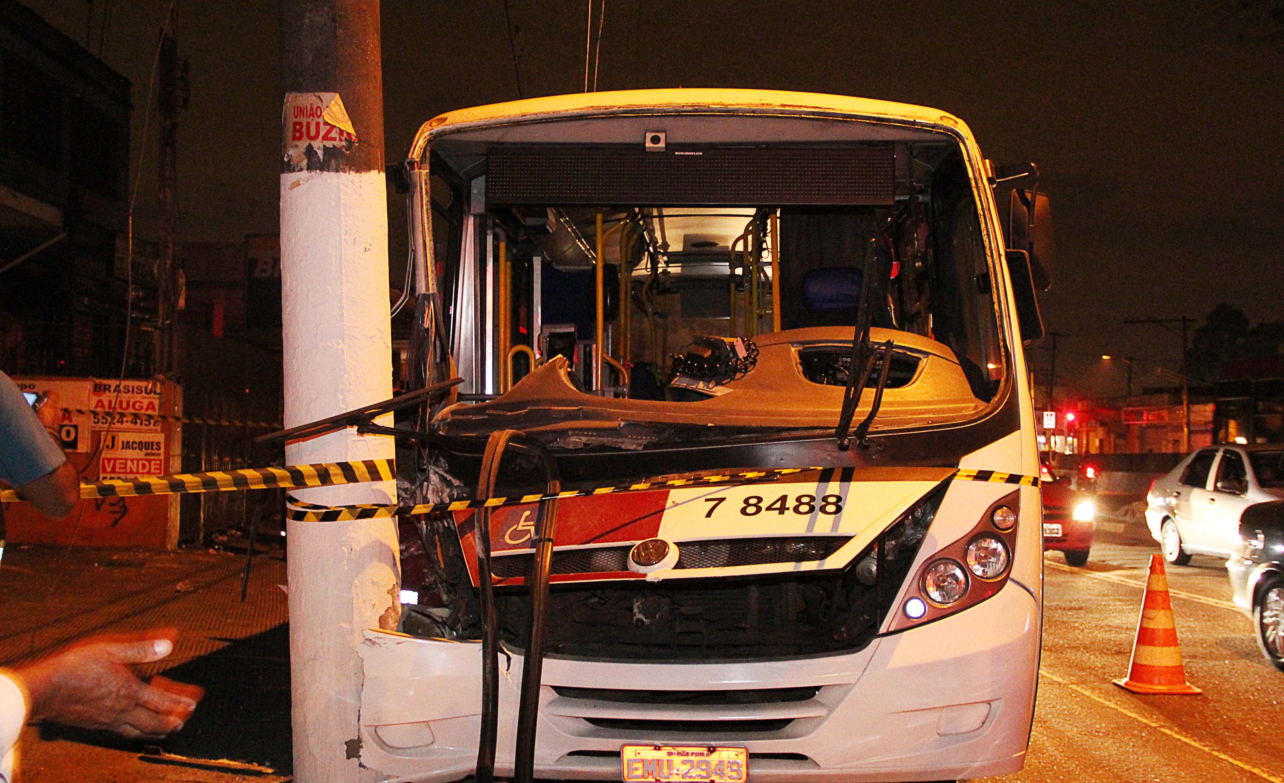 Micro-ônibus bate em poste da zona sul de SP