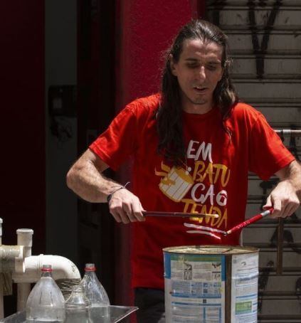 Professor transforma sucata em música com seus alunos