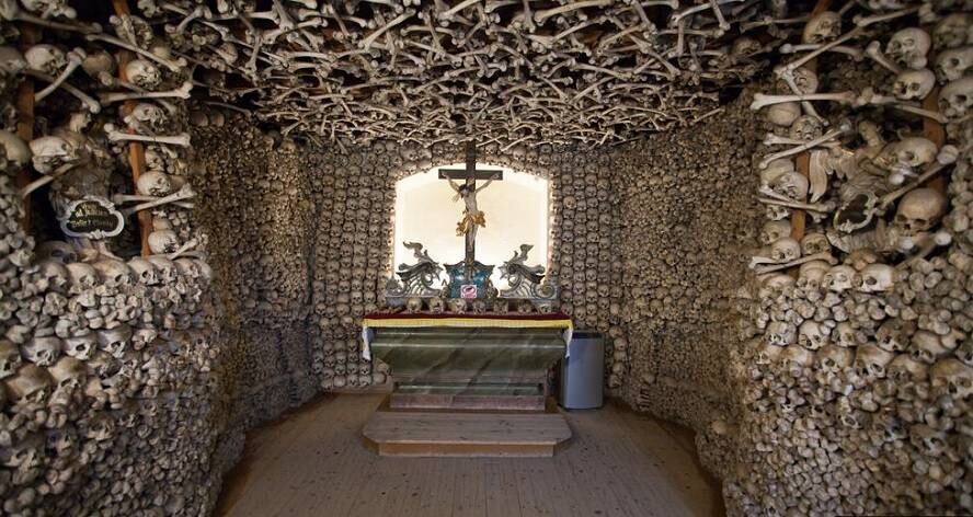 Na Polônia, a Capela dos Esqueletos é uma das igrejas mais apavorantes do planeta. Todos os que entram no local são surpreendidos pelo revestimento feito com milhares de ossos humanos, de vítimas de guerras e doenças incuráveis.

Ao todo, a ossada de 3.000 vítimas é usada na decoração macabra. Outros 21 mil ossos ficam em uma câmara secreta no subsolo da igreja  