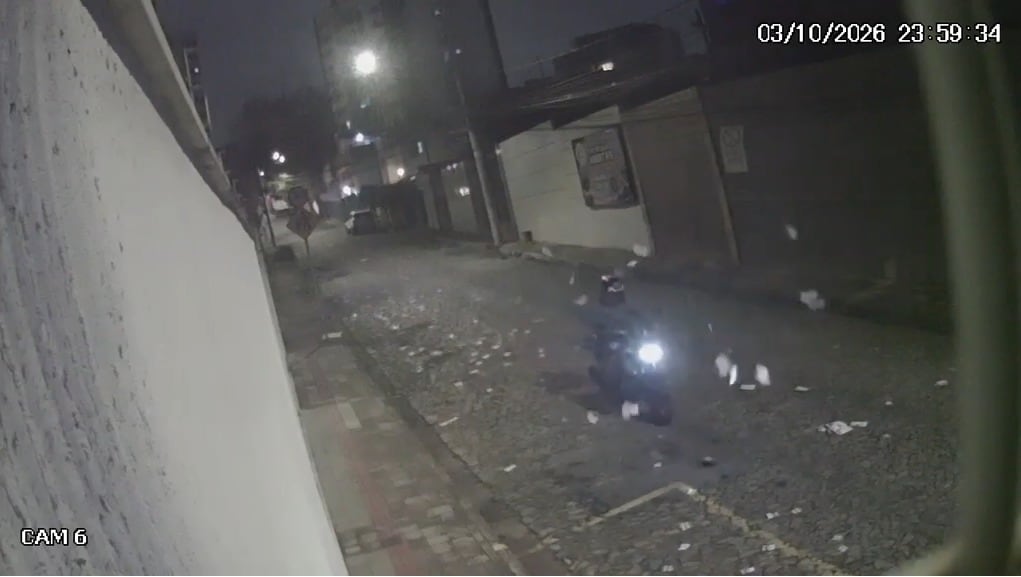 O motociclista não foi identificado, nem o candidato dos panfletos