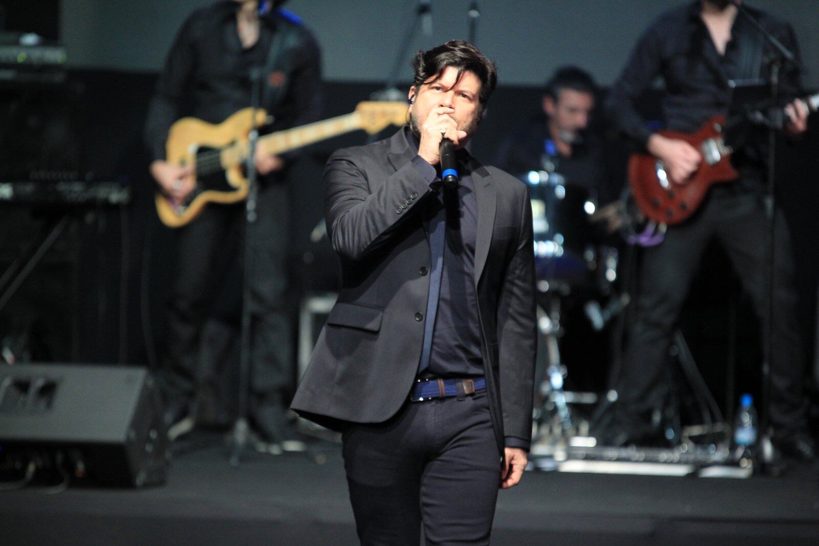 O cantor cantou seus sucessos para o público durante um desfile de moda