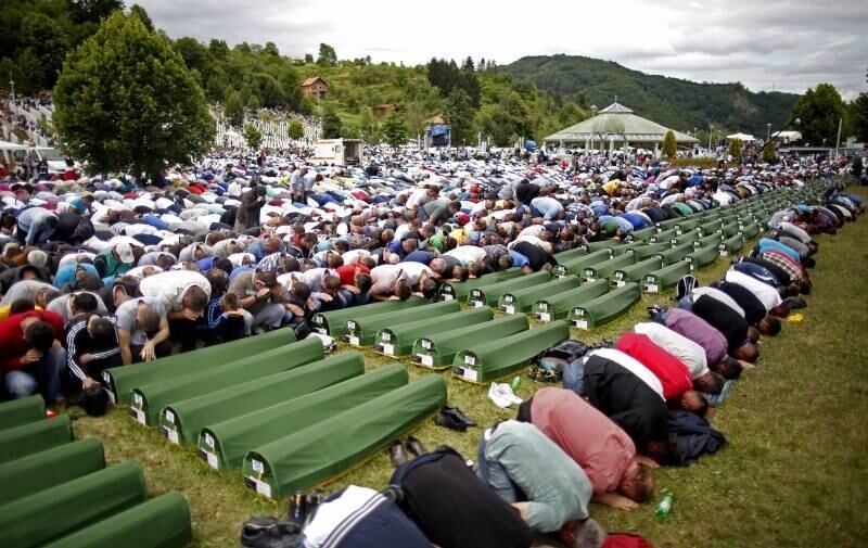 Muçulmanos bósnios rezam
durante funeral coletivo para as 175 vítimas recém-identificadas no massacre de
Srebrenica, de 1995. Neste 11 de julho, 
cerimônia no Memorial Potocari marcou o 19 º aniversário do conflito que
matou mais de 8 mil homens e meninos muçulmanos