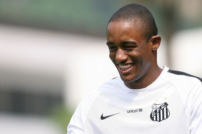 Além do salário, o atleta ficou com 30% dos seus direitos econômicos — antes eram 100% do Santos —, e a multa rescisória passou para 50 milhões de euros, cerca de R$ 170 milhões