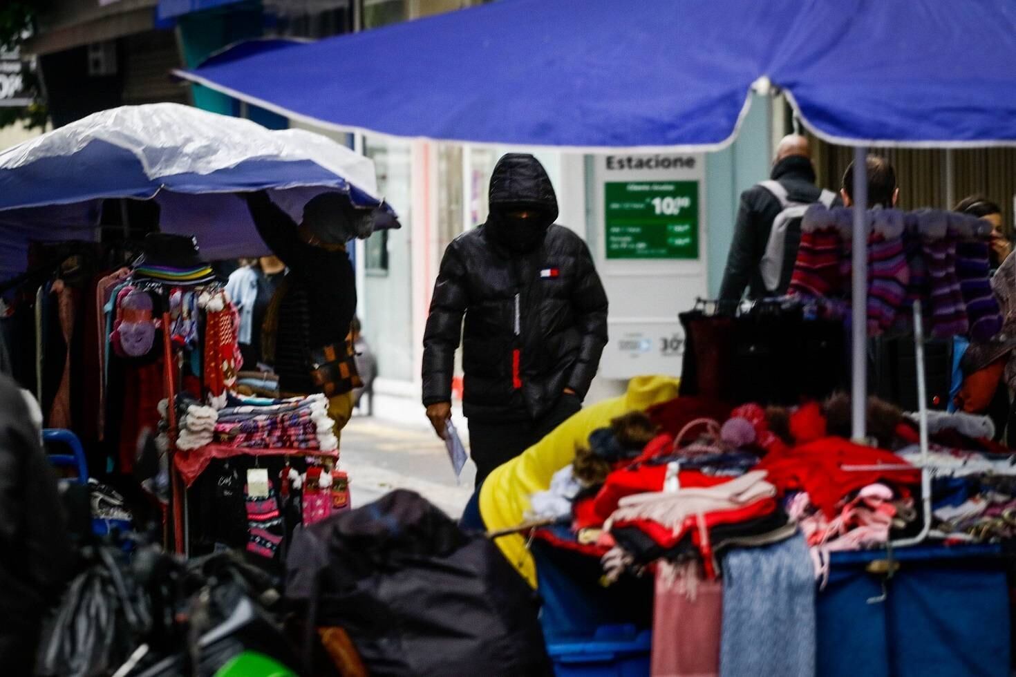 Nesta terça-feira (30), os ventos frios e úmidos que sopram do mar em direção à costa paulista vão manter as temperaturas baixas. A sensação de frio deve continuar com garoa ocasional entre a madrugada e as primeiras horas da manhã. No restante do dia, céu nublado e poucas aberturas de sol. Os termômetros oscilam entre a mínima de 9ºC e a máxima de 16ºC
