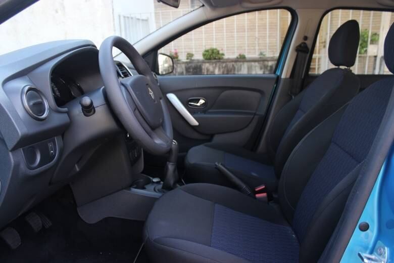 Cabine ganhou visual mais sóbrio e elegante, com cores mais escuras no revestimento dos bancos e painel de controle 