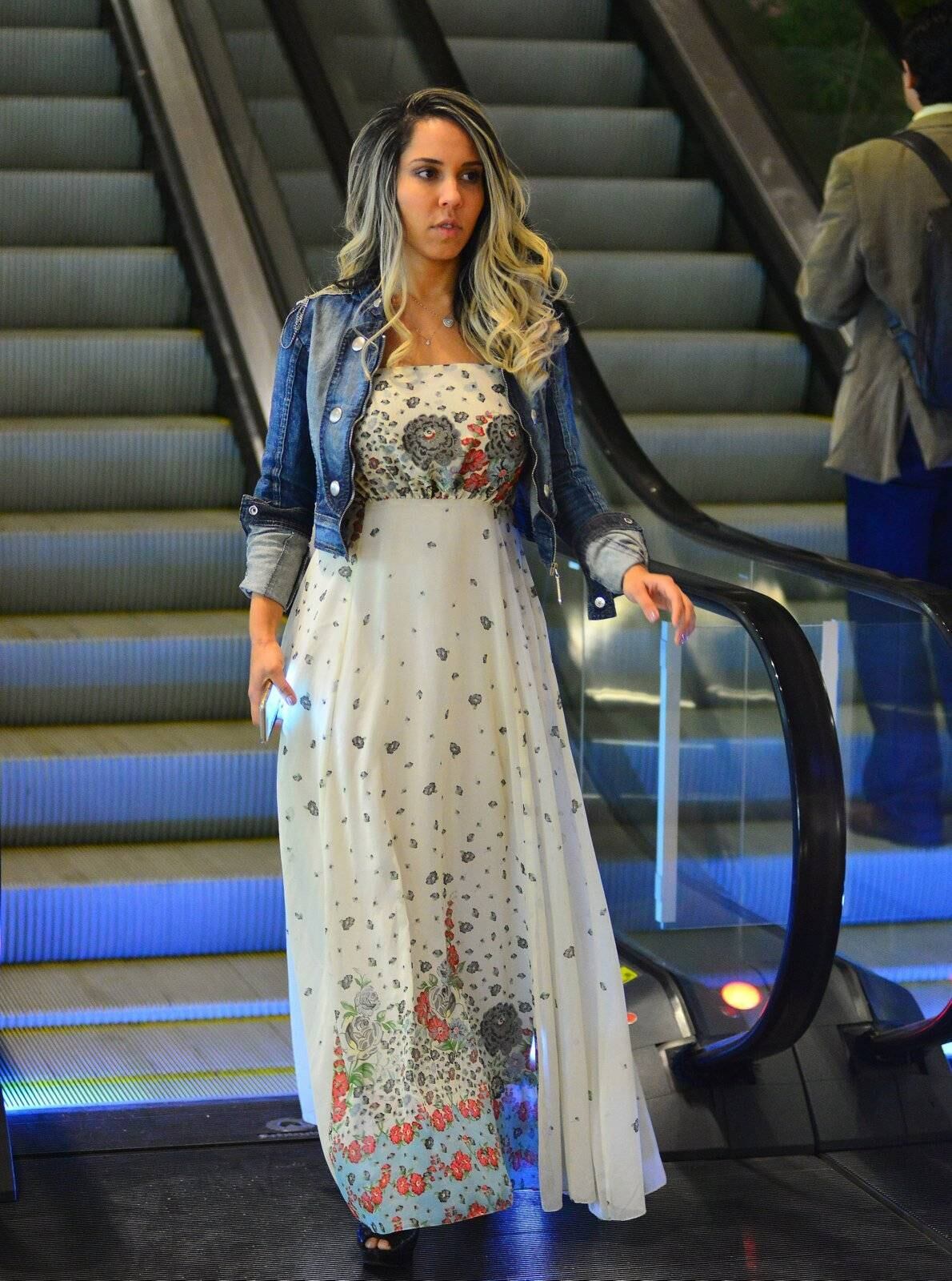 Mulher Melão passeia em shopping carioca