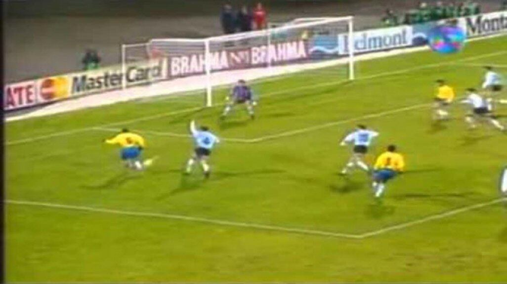 Nas oitavas de finais da Copa de 90, na Itália, foi a primeira vez em que os 'hermanos' levaram a melhor. Com gol de Caniggia, a Argentina avançou e foi até o vice-campeonato, quando foram derrotados pela Alemanha.