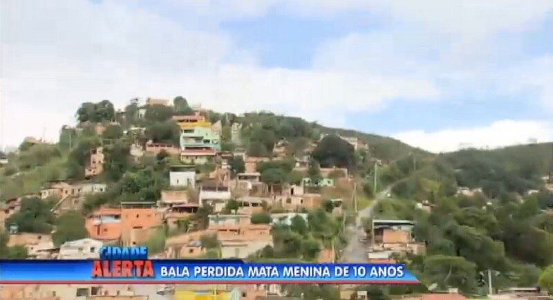 De acordo com a Polícia Civil, Ramon faz parte de uma quadrilha que disputa o controle do tráfico de drogas em Sabará. Segundo o delegado Emerson Morais, ele atirou de aproximadamente 250 metros.

— Ele informa que estava fazendo uma ronda na localidade, ocasião que teria visto do outro lado do bairro o irmão da Thaís, junto com outros desafetos do tráfico de drogas. Ele pegou a arma e efetuou um disparo