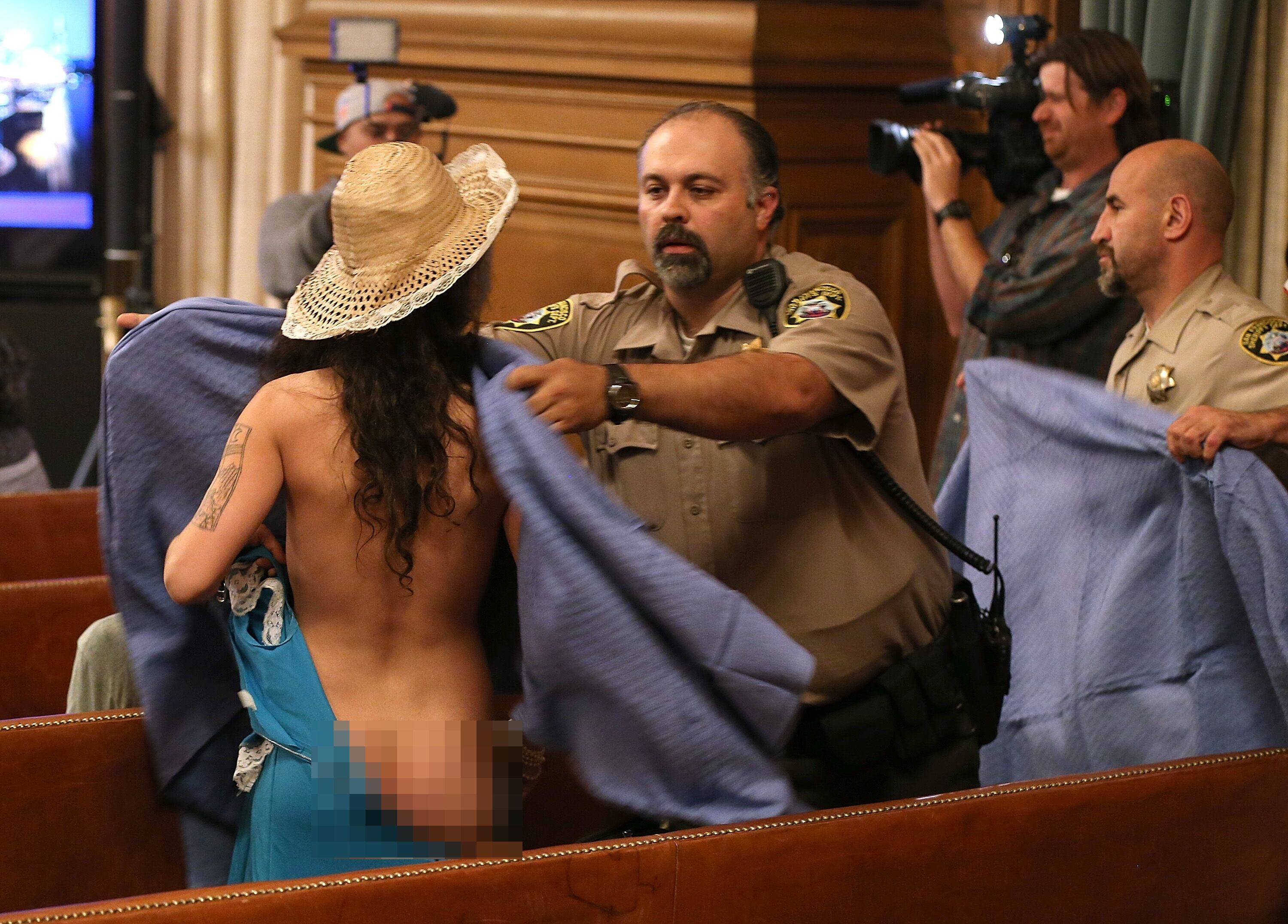 A cidade no passado era considerada um paraíso para os nudistas que podiam até entrar em restaurantes sem nenhum traje. Com as novas medidas, tudo indica que o sonho acabou