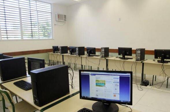 A escola na Pavuna tinha uma sala de informática na inauguração, mas espaço foi extinto