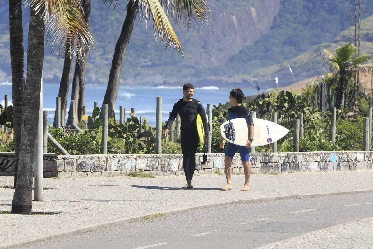 Cauã Reymond é fotografado em dia de surfe no Rio