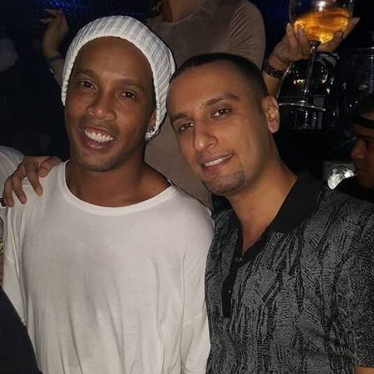 Nas viagens, Ronaldinho é constantemente flagrados nas baladas