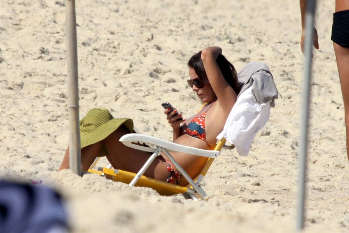 Carolina não largou do celular, mas também ficou no sol o tempo todo