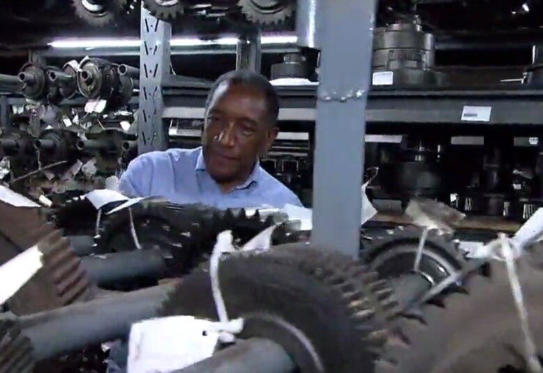 Ele e os irmãos investiram em peruas para fazer frete e depois em caminhões. Foi quando um acidente quebrou os caminhões e, vendendo o que restou, eles encontraram a oportunidade de vender as peças e começar um novo negócio