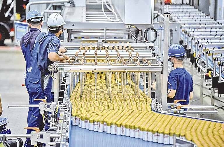 Linha de produção de uma das cervejarias do Grupo Petrópolis