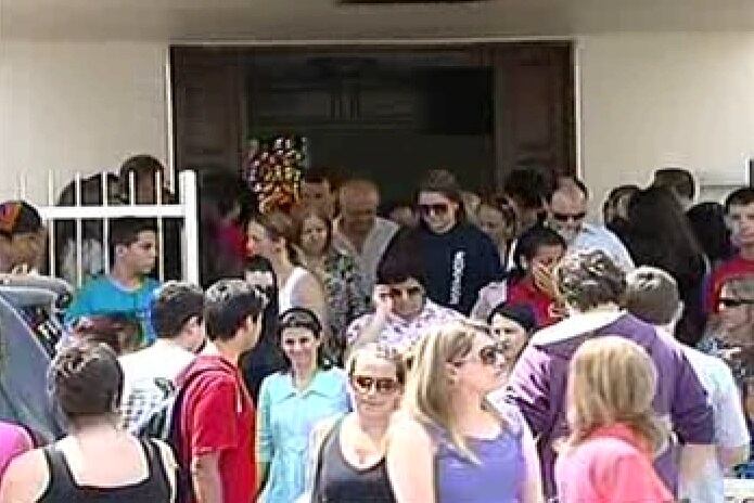 Ele foi detido e encaminhado para a delegacia do município, onde prestou
depoimento. O delegado informou que aguarda o laudo do IML (Instituto
Médico Legal) para saber a causa da morte antes de indiciar o suspeito. A polícia quer saber se ele enforcou o namorado ou o ajudou a cometer o suicídio