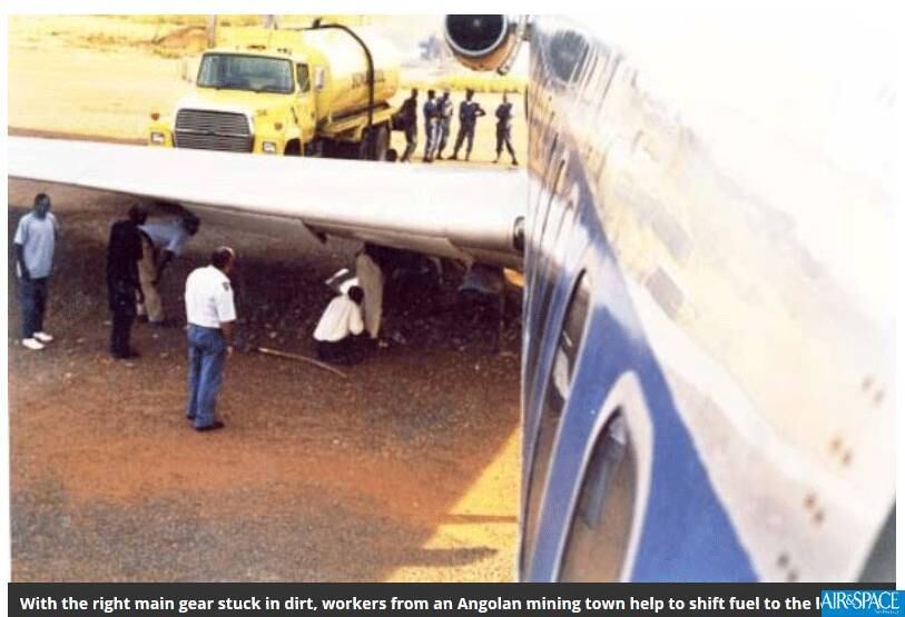 A família de Padilla chegou a levantar a hipótese de o americano ter sido sequestrado para pilotar a aeronave.

Segundo
a imprensa, o avião começou a taxiar pelo aeroporto, sem se comunicar
com a torre de controle, fez algumas manobras irregulares e entrou em
uma pista sem autorização.

Com as luzes
apagadas e sem qualquer tipo de transmissão, o avião decolou e seguiu em
direção ao Oceano Atlântico. Tanto o Boeing quanto os dois homens não
foram vistos desde então