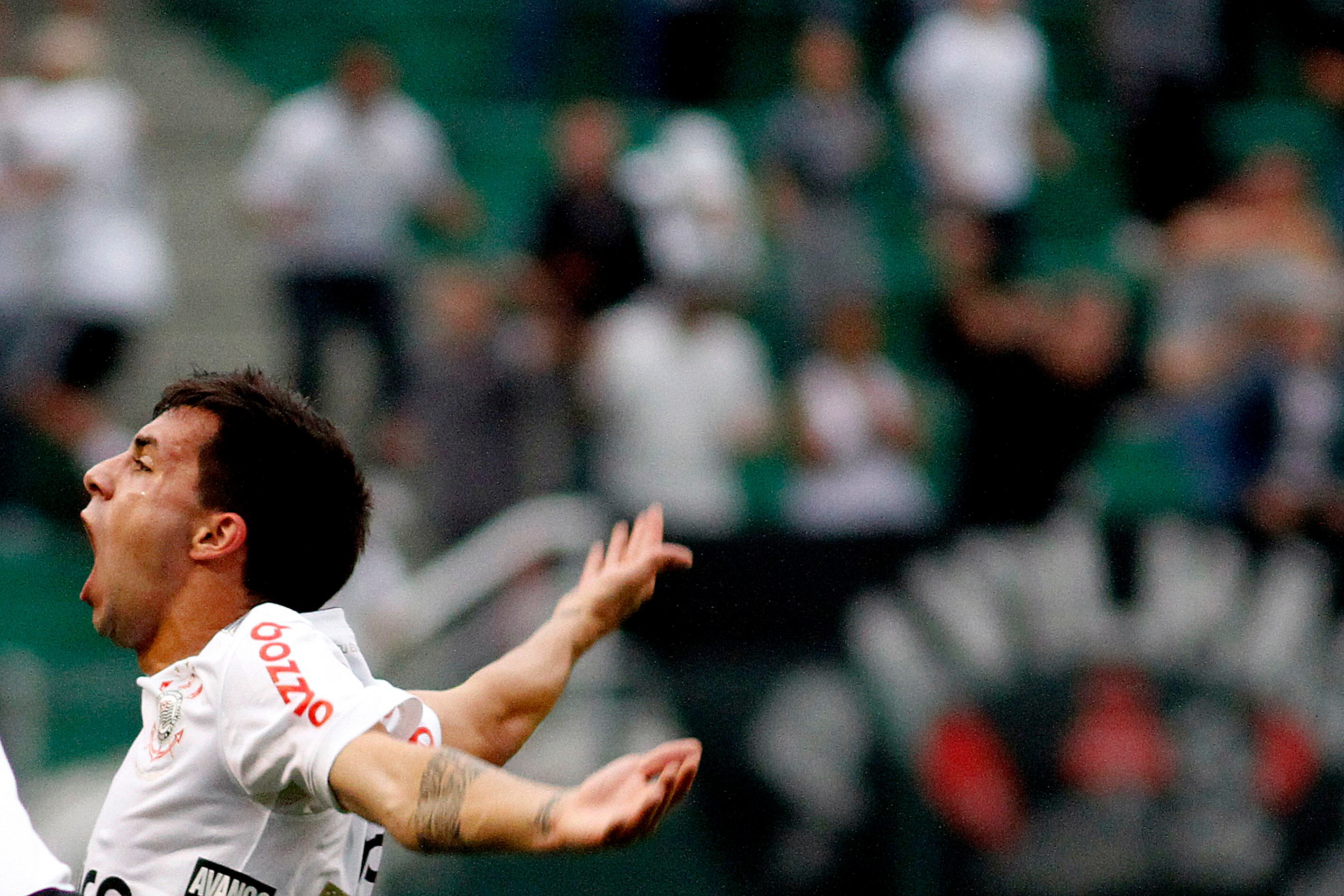 No meio do ano, o contrato do meia com o clube acaba e o Corinthians pode amargar ter jogado todo esse dinheiro fora, já que não vai lucrar nem com uma possível venda