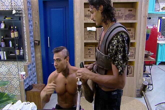 Ele varia bastante nas transformações. Além de descolorir o cabelo, a barba e até mesmo a sobrancelha, o peão também adota alguns cortes diferentes, como o moicano acima, que João Zoli ajudou a fazer