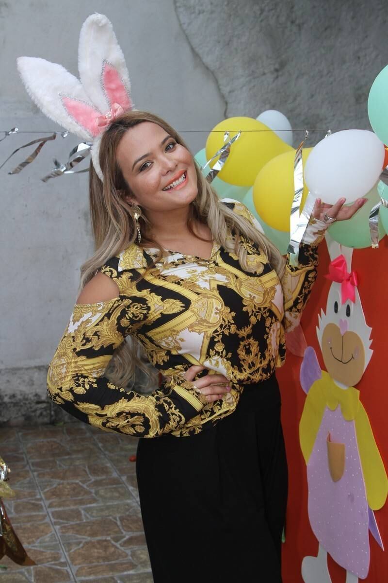 Karina Bacchi organiza superfesta com distribuição de ovos
