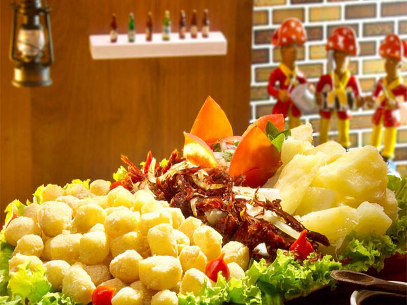 Boteco da Mídia
Prato-Trio Nordestino: Queijo Coalho empanado, Charque desfiada acebolado e aipim cozido.
Local: Rua Nadir Mendonça, 14 - Salvador
