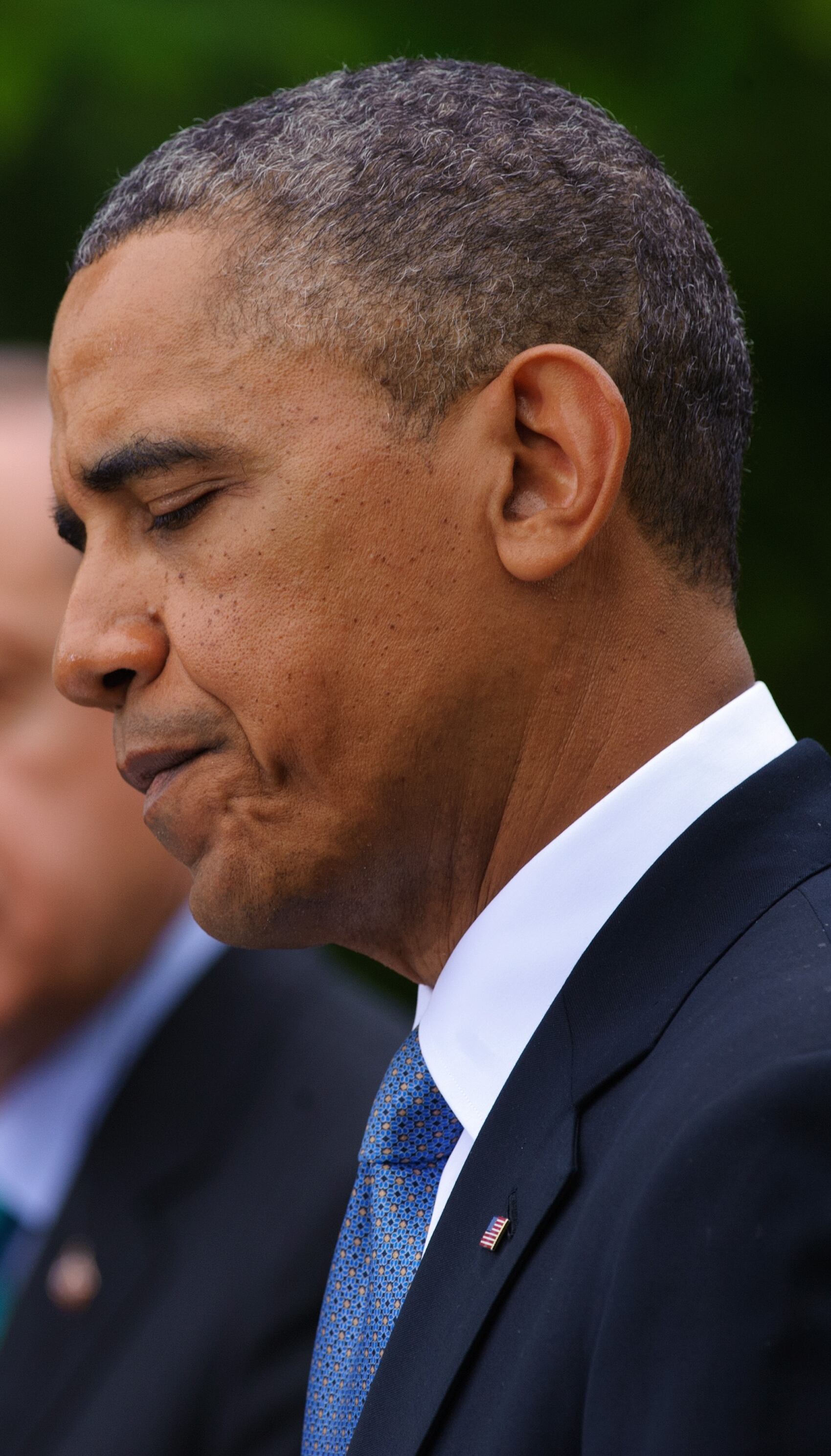 Grampo em telefonemas da agência de notícias AP
No início de maio, o Departamento de Justiça americano informou à agência de notícias AP (Associated Press) que o governo havia obtido registros de chamada de 20 linhas de telefone da agência, entre números comerciais e pessoais de alguns jornalistas.
Embora na ocasião tenha alegado que não havia sido informada sobre o motivo da investigação, a AP vinculou a espionagem do governo americano a um artigo publicado em maio de 2012 no qual revelava um desmantelamento de um suposto plano de atentado por parte da Al Qaeda com origem no Iemên