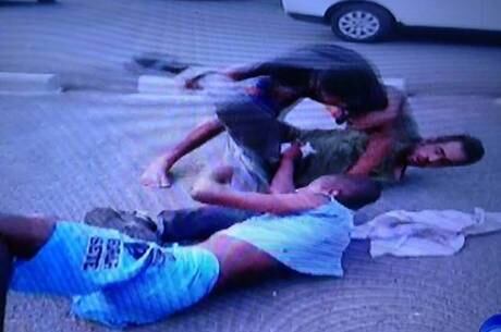 Um terceiro homem tenta apartar a briga e acaba apanhando