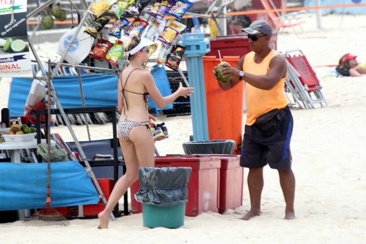 Bruna Linzmeyer foi à praia nesta quinta-feira (16)