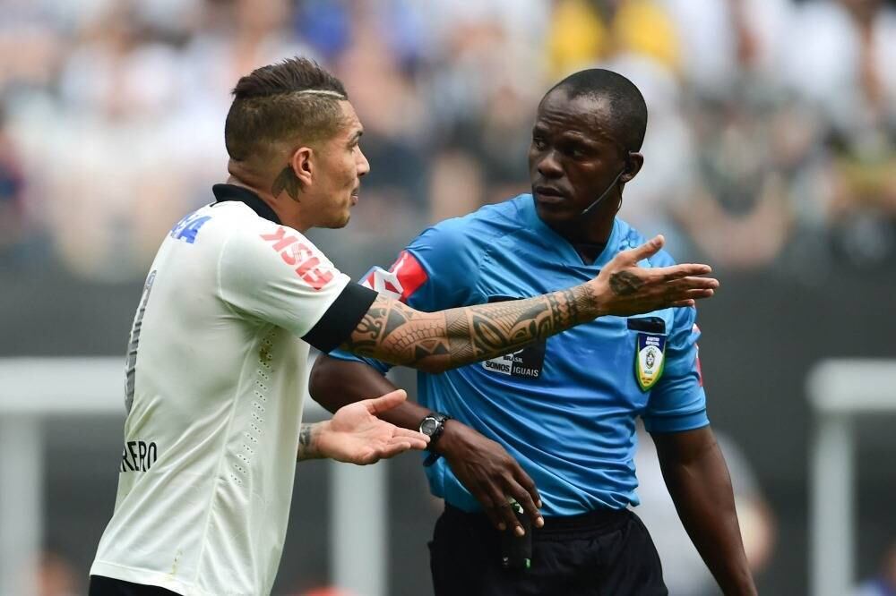 No primeiro tempo, Guerrero reclamou muito com o árbitro Jailson Macedo Freitas por um pênalti não marcado sobre ele