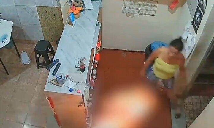 Câmeras registraram o momento em que a mulher ateia fogo no marido